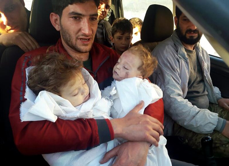 Người cha vĩnh biệt 2 con sinh đôi sau vụ tấn công hóa học ở Syria
