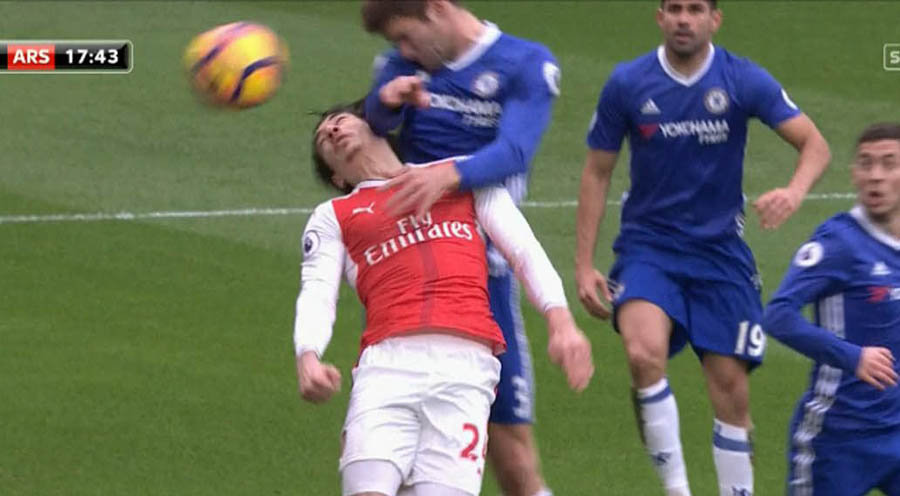Wenger khẳng định Alonso phạm lỗi khi ghi bàn