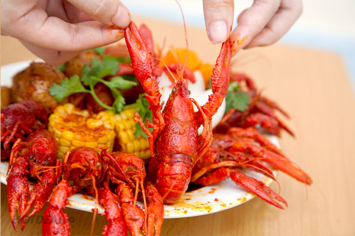 T&ocirc;m h&ugrave;m đỏ được chế biến th&agrave;nh m&oacute;n đặc sản tại nh&agrave; h&agrave;ng Việt Nam.