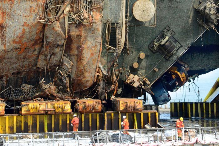 Phà Sewol được trục vớt vào tuần trước sau gần 3 năm nằm dưới đáy đại dương. Ảnh: AP