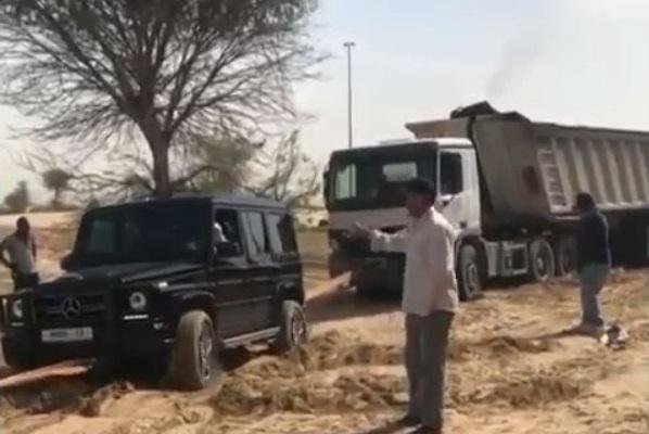 Xe Mercedes AMG G63 của Thái tử đã giúp kéo một chiếc xe tải 12 bánh đi qua một đoạn đường đầy cát hôm 29-3. Ảnh: Adelabid1s