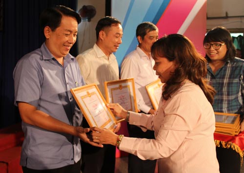 Khen thưởng 35 tập thể, cá nhân