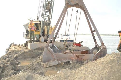 Một trong 15 sàn lan chở cát lậu trên sông Hậu bị lực lượng chức năng Công an TP Cần Thơ bắt giữ vào chiều 12-4 Ảnh: CA LINH