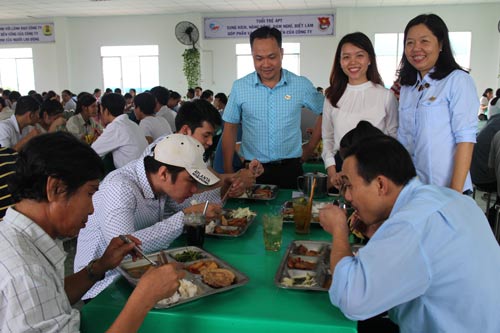 Để công nhân có bữa ăn ngon