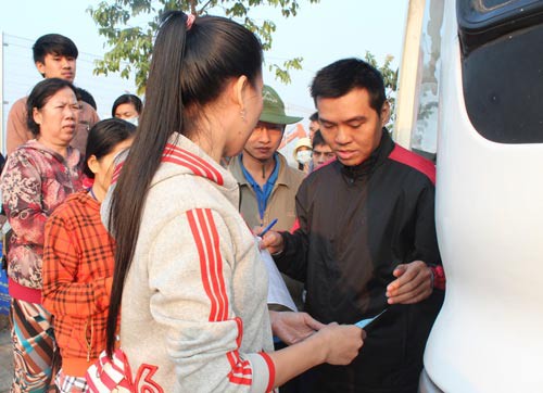 G&oacute;p Tết cho c&ocirc;ng nh&acirc;n - Ảnh 1.