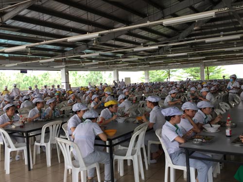 Giám đốc "ngồi cùng mâm" với công nhân