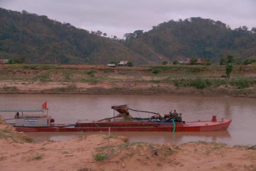 Ghe khai th&aacute;c c&aacute;t s&aacute;t bờ &ldquo;s&ocirc;ng mẹ&rdquo; Kr&ocirc;ng Ana l&agrave; nguy&ecirc;n nh&acirc;n g&acirc;y sạt lở đất đai của người d&acirc;n
