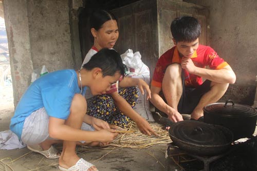 Thủ khoa dọn rác kiếm tiền mua sách