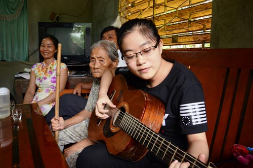 Nguyễn Thị Thanh Danh sum họp c&ugrave;ng cha mẹ tại nh&agrave; Ảnh: TỬ TRỰC