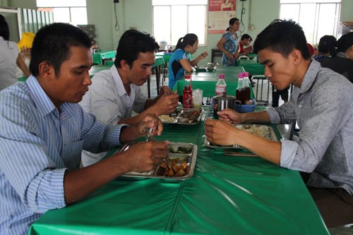Khuyến khích doanh nghiệp nâng chất bữa ăn giữa ca