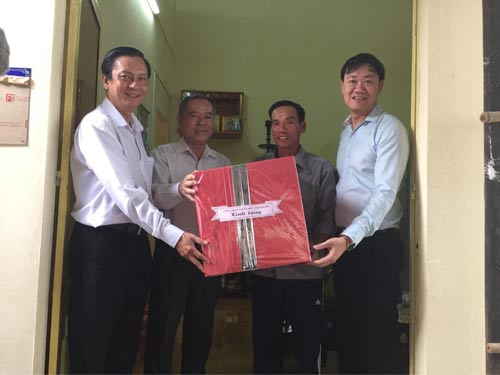 Hỗ trợ người nghèo vui Tết