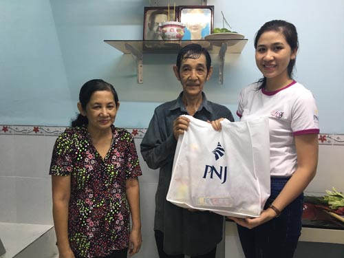 Tặng mái ấm cho người nghèo
