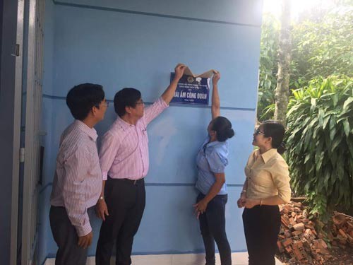 Tặng mái ấm cho đoàn viên khó khăn