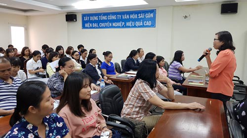 Tuyên truyền phòng chống HIV/AIDS cho CNVC-LĐ