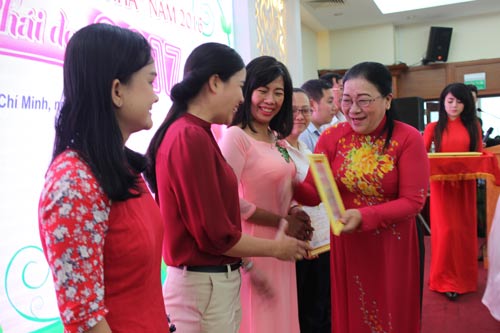 C&aacute;c c&aacute; nh&acirc;n đoạt giải cuộc thi viết &ldquo;Gương s&aacute;ng l&agrave;m theo lời B&aacute;c&rdquo; do C&ocirc;ng đo&agrave;n Vi&ecirc;n chức TP HCM tổ chức