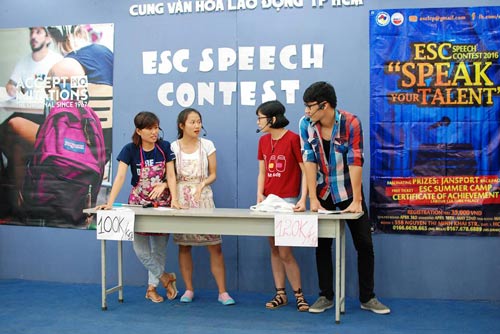Thí sinh tham gia cuộc thi hùng biện tiếng Anh năm 2016