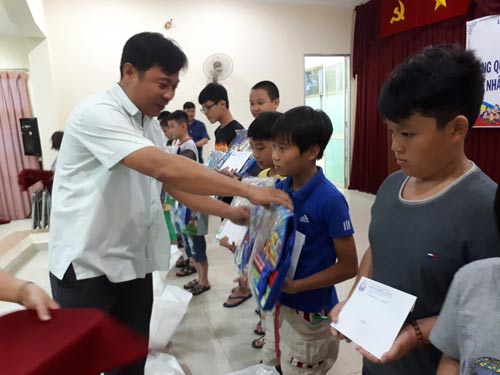 Tặng quà cho 100 con CNVC-LĐ khó khăn