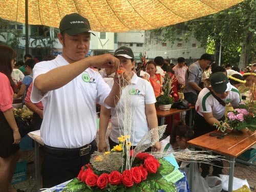 C&aacute;c đội tham gia hội thi cắm hoa &ldquo;Gửi lời y&ecirc;u thương&rdquo;