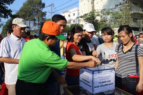 Công nhân đóng góp cho Quỹ “Vì người bạn đoàn viên” do Công đoàn các KCX-KCN TP HCM phát động Ảnh: NGÂN HÀ