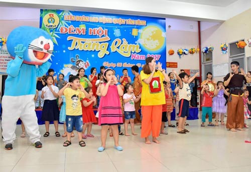 Thiếu nhi khó khăn vui Tết Trung thu