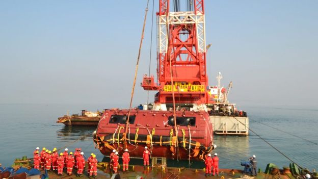 Hàn Quốc bắt đầu trục vớt phà Sewol