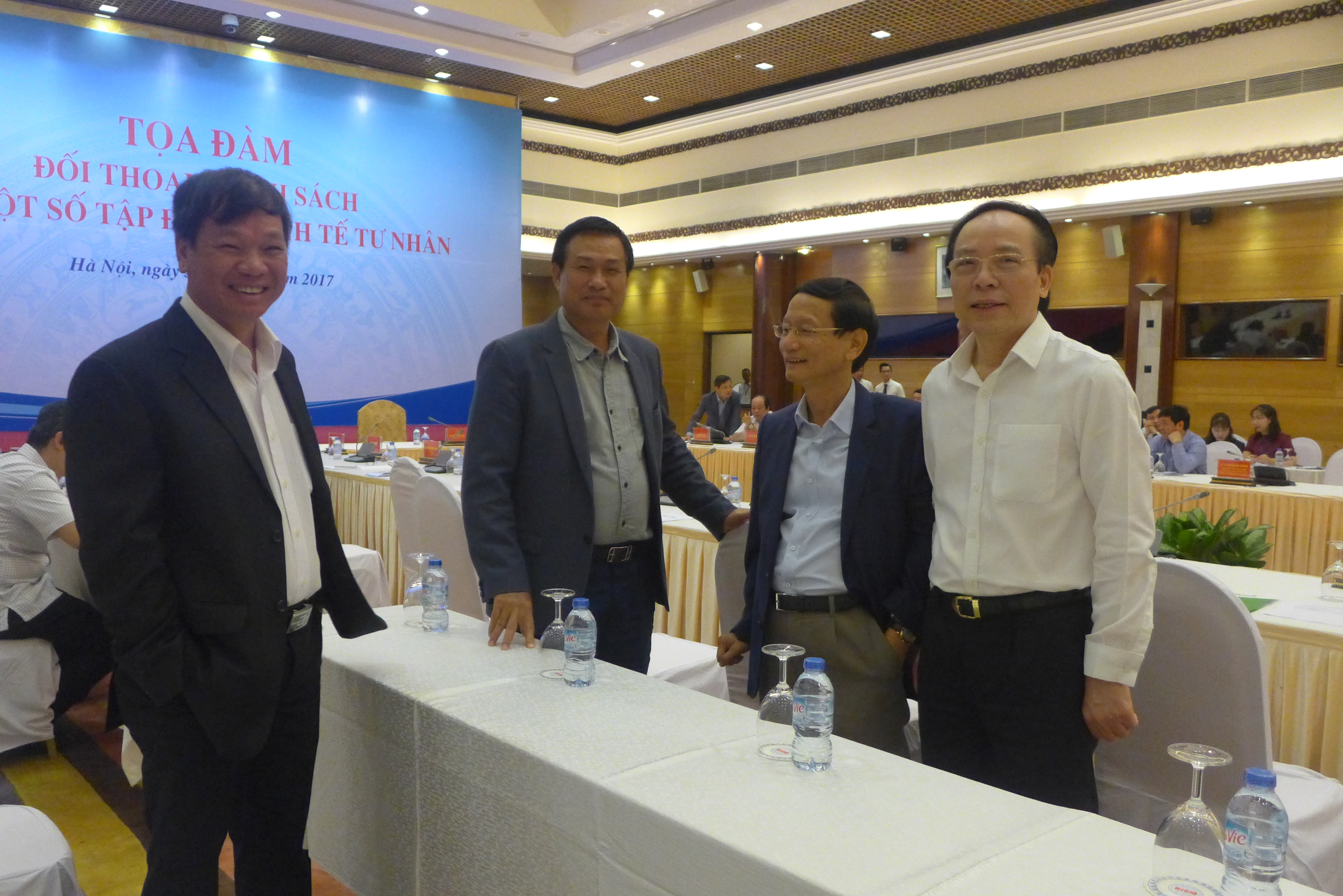 Thủ tướng lắng nghe g&oacute;p &yacute; của 14 tập đo&agrave;n tư nh&acirc;n - Ảnh 2.