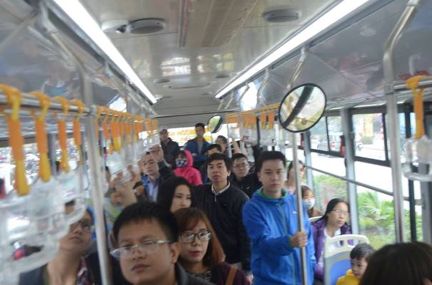 
Đ&atilde; c&oacute; kh&aacute; nhiều người chọn xe bu&yacute;t nhanh l&agrave;m phương tiện di chuyển
