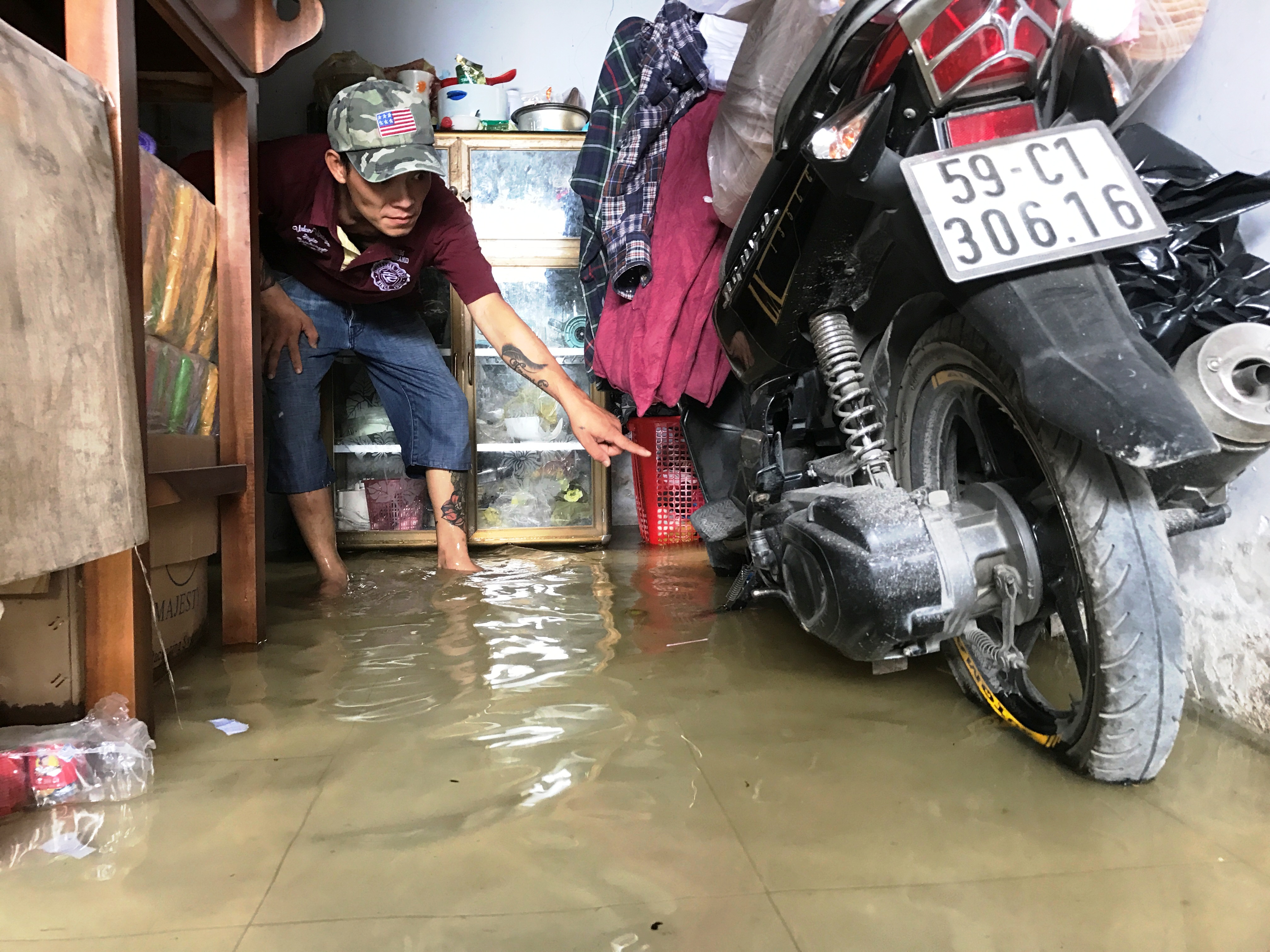Đến đầu giờ chiều cùng ngày, khu vực trên nước vẫn chưa rút hết