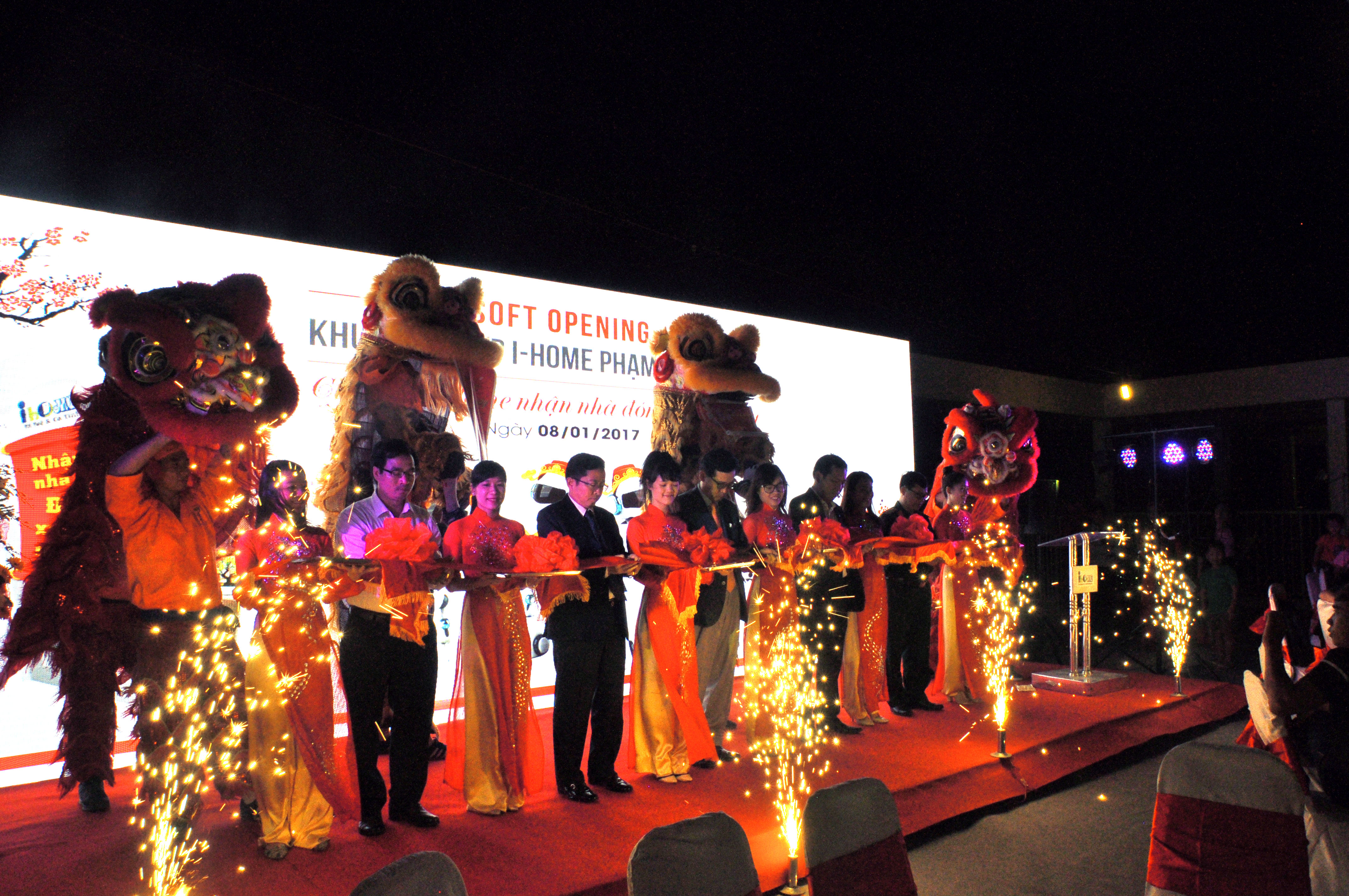 Lãnh đạo C.T Group cắt băng khánh thành