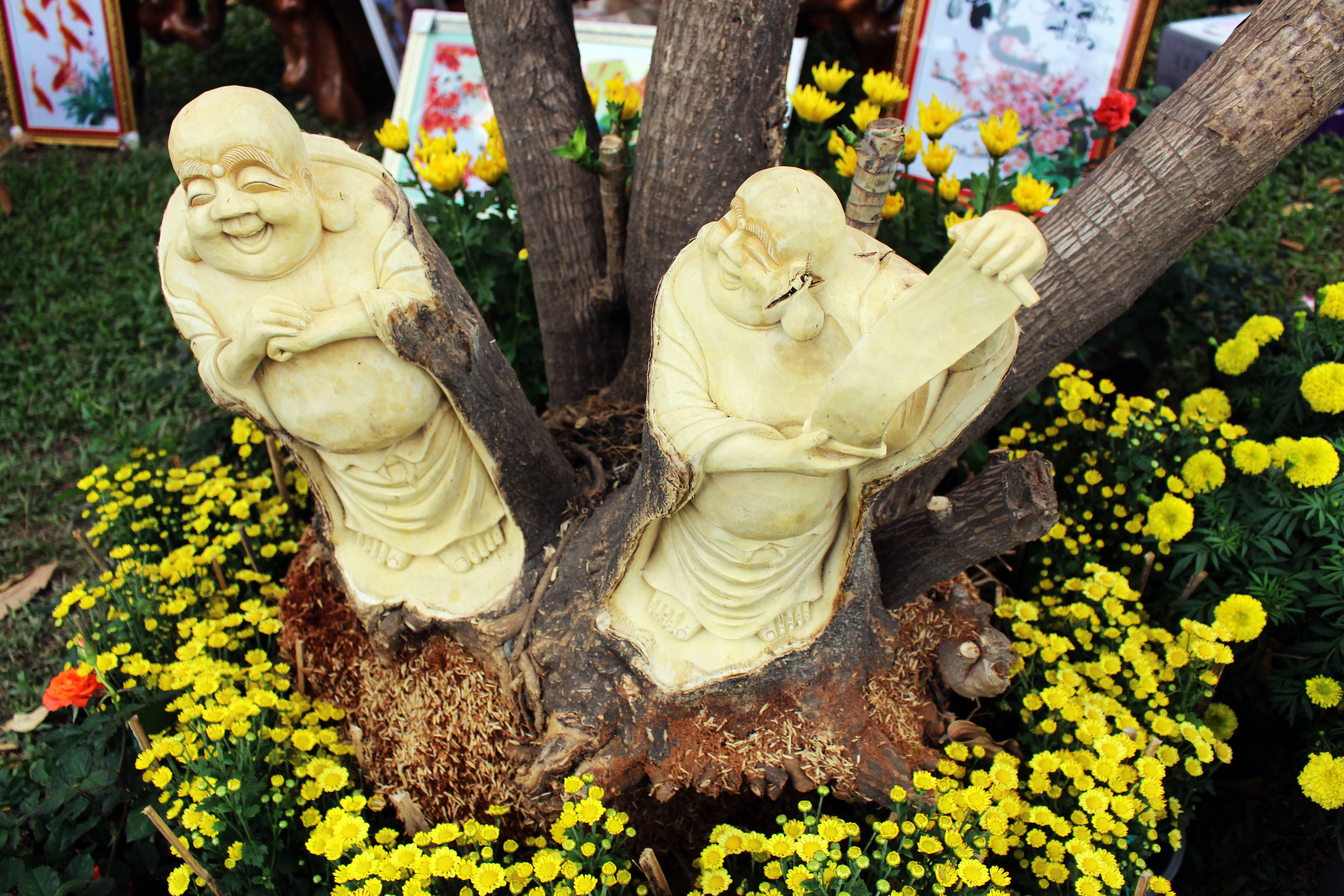 
M&ocirc;̃i ch&acirc;̣u ki&ecirc;̉ng đơn giản như v&acirc;̣y được bày bán với giá khoảng 10 tri&ecirc;̣u đ&ecirc;́n hàng chục tri&ecirc;̣u đ&ocirc;̀ng tùy theo ch&acirc;́t li&ecirc;̣u, kích thước c&acirc;y. Sau khi bán, chủ cơ sở sẽ bảo hành c&acirc;y trong 1 năm cũng như hướng d&acirc;̃n chủ c&acirc;y cách chăm sóc tạo hình cho c&acirc;y.
