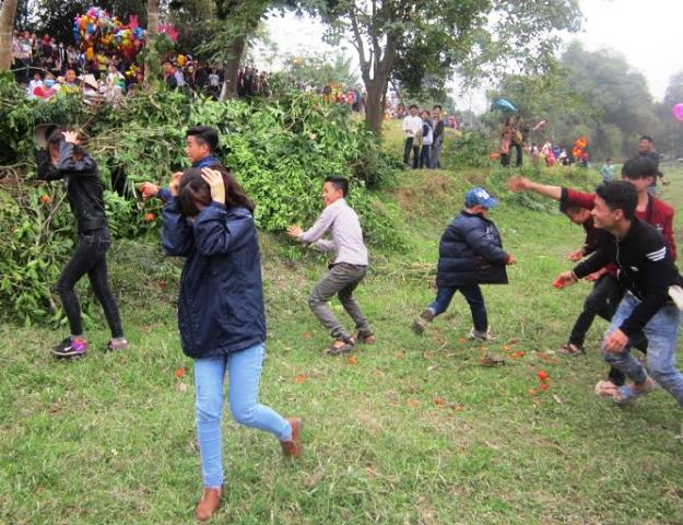 
D&ugrave; ai cũng c&oacute; thể tham gia nhưng những người choảng nhau thường l&agrave; thanh ni&ecirc;n v&agrave; đối tượng bị n&eacute;m nhiều nhất c&oacute; lẽ l&agrave; những cố g&aacute;i trẻ đẹp
