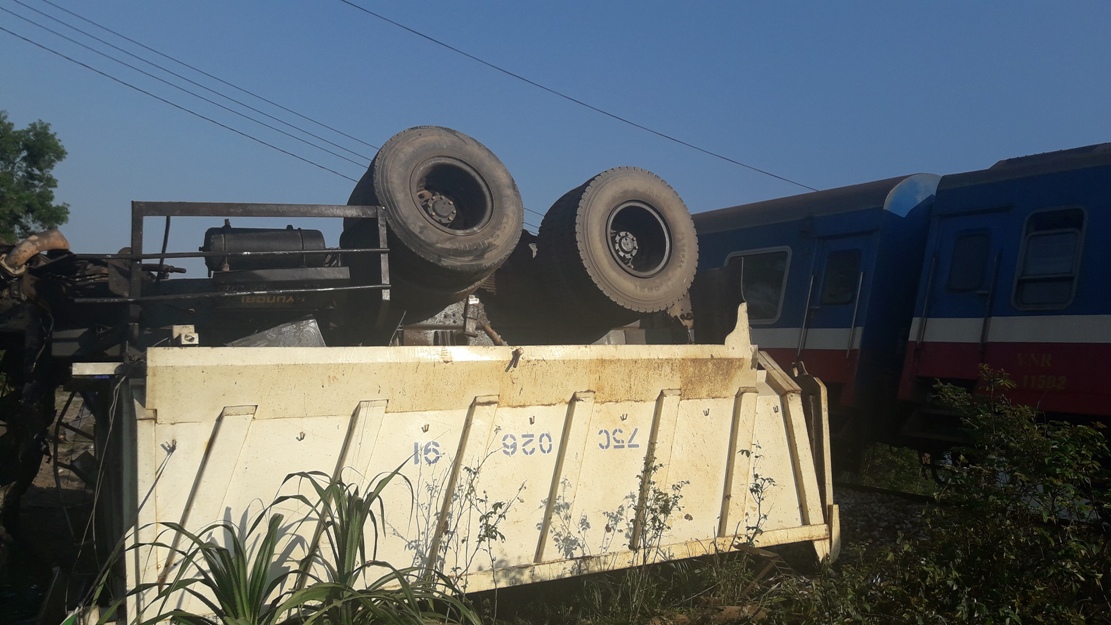Xe tải b&ecirc;n bị chỏng b&aacute;nh l&ecirc;n trời, đầu xe văng khỏi đu&ocirc;i xe