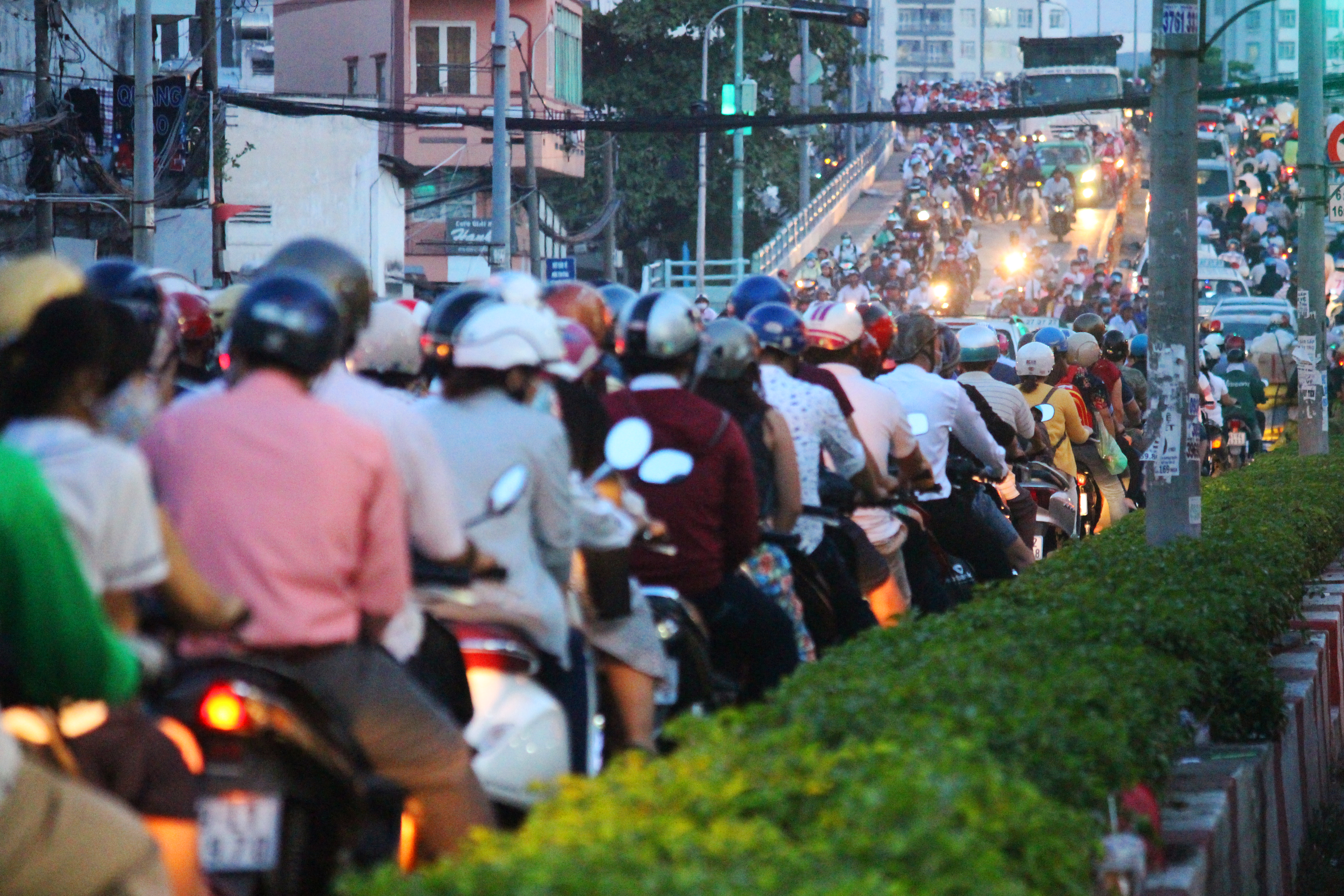 Tình trạng kẹt xe trên cầu Nguyễn Tri Phương và ùn ứ giao thông đường Phạm Hùng khiến cầu Chánh Hưng rơi vào bế tắc mỗi giờ cao điểm.