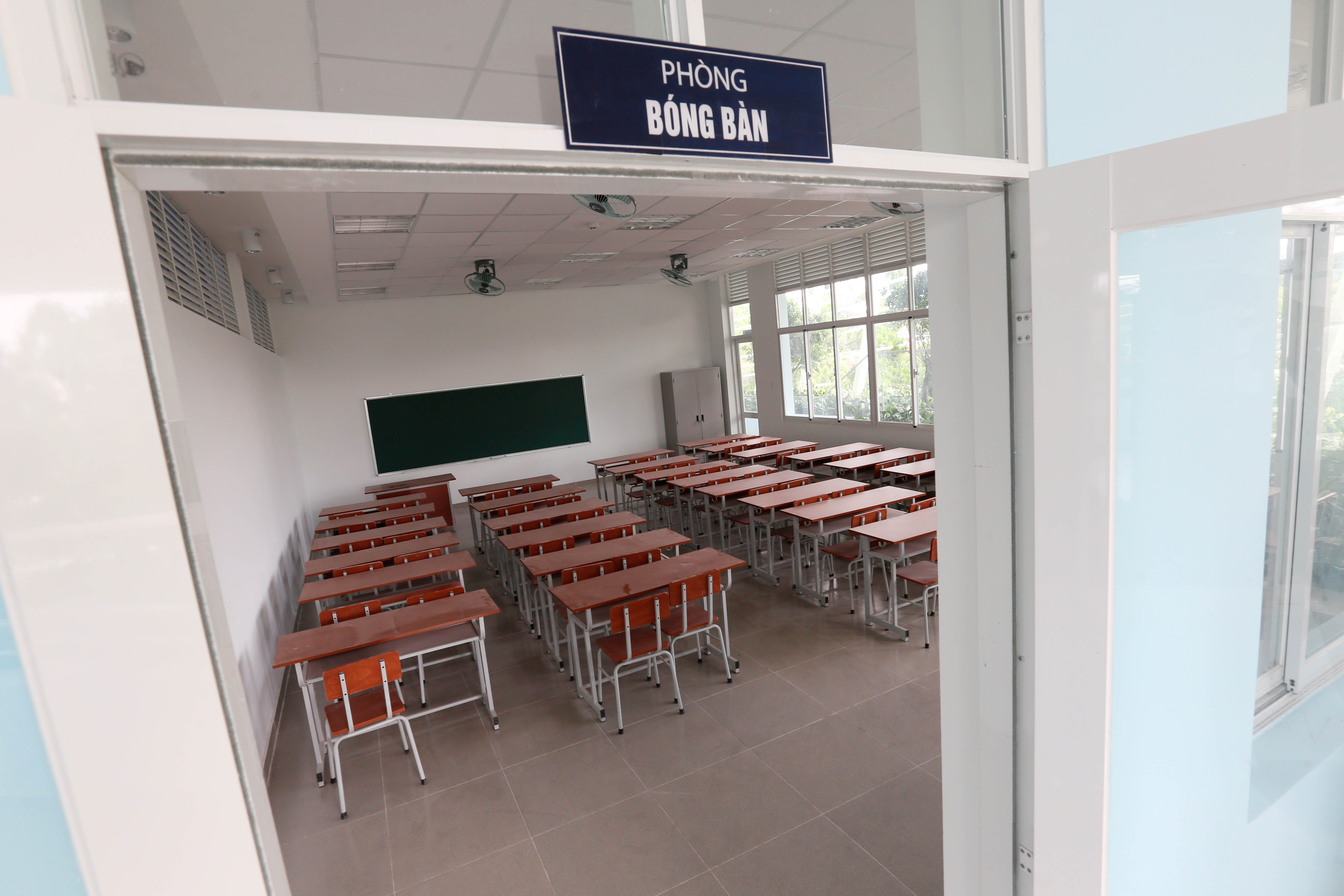 Bên trong nhà thiếu nhi TP HCM gồm có 14 phòng chức năng, 23 phòng năng khiếu phục vụ cho quá trình giảng dạy văn - thể - mỹ.