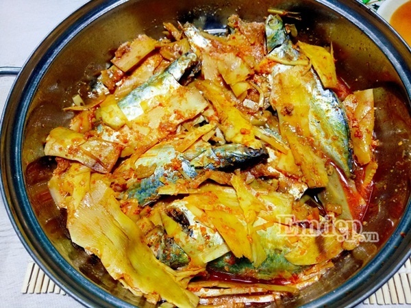 Trời mưa ăn cá nục kho măng đậm đà, cả nhà ngon cơm