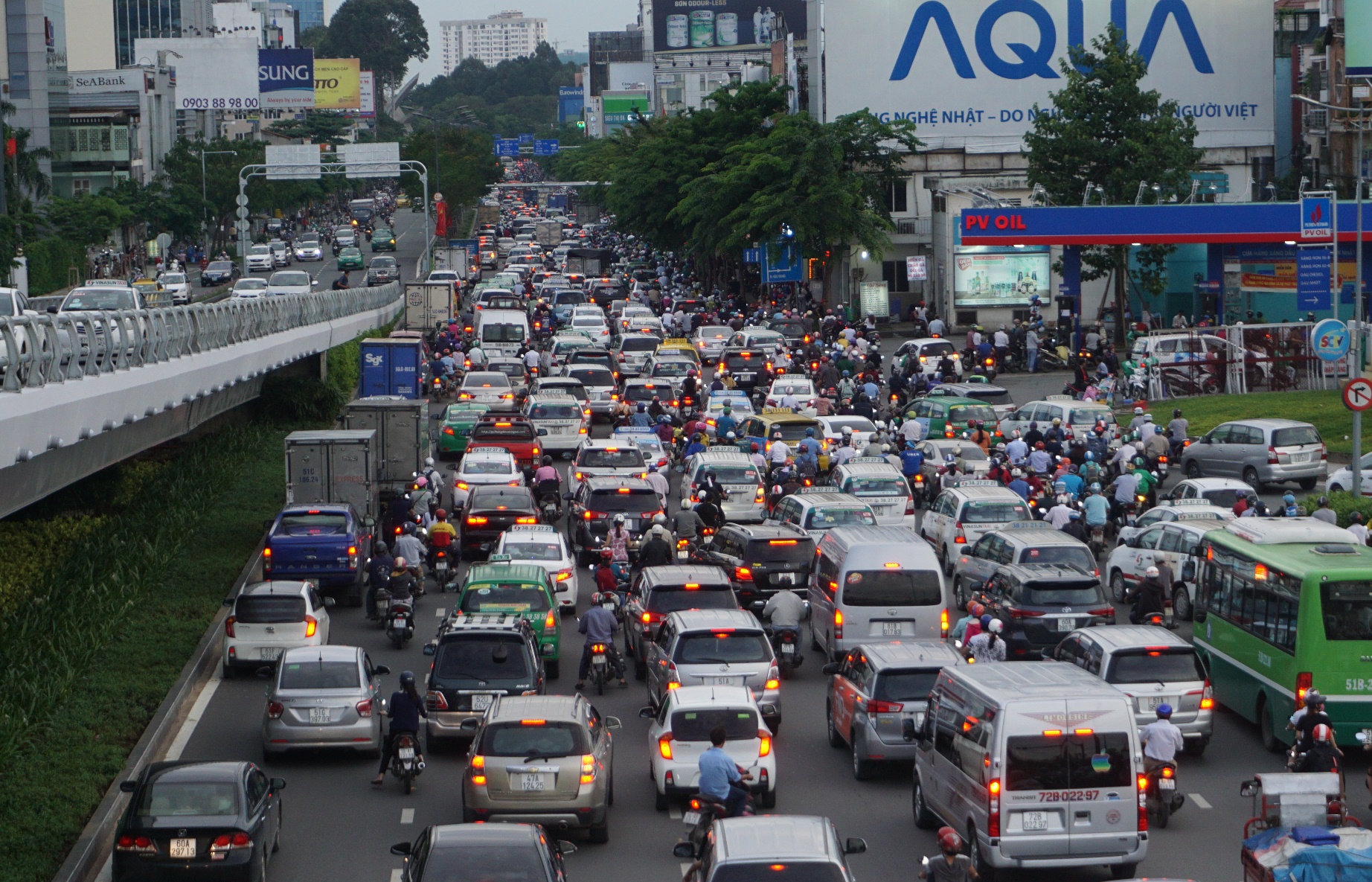 Cửa ng&otilde; s&acirc;n bay T&acirc;n Sơn Nhất hỗn loạn v&igrave; sự cố giao th&ocirc;ng - Ảnh 4.