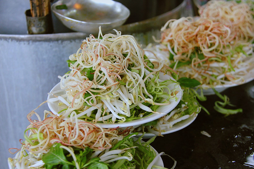 Bún riêu sang chảnh sát chợ Bến Thành - Ảnh 10.