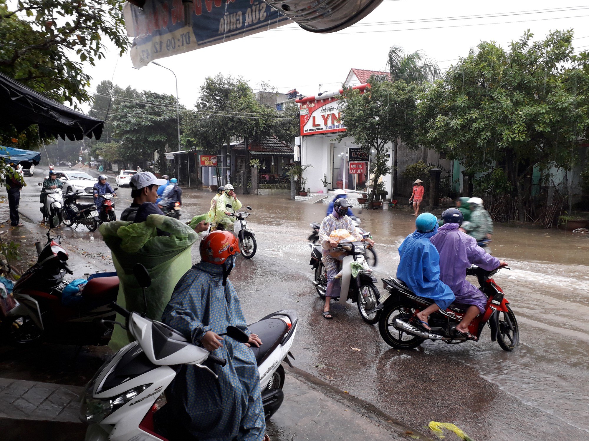 L&agrave;ng mạc Quảng Nam ngập ch&igrave;m trong nước, thủy điện vẫn xả lũ - Ảnh 8.