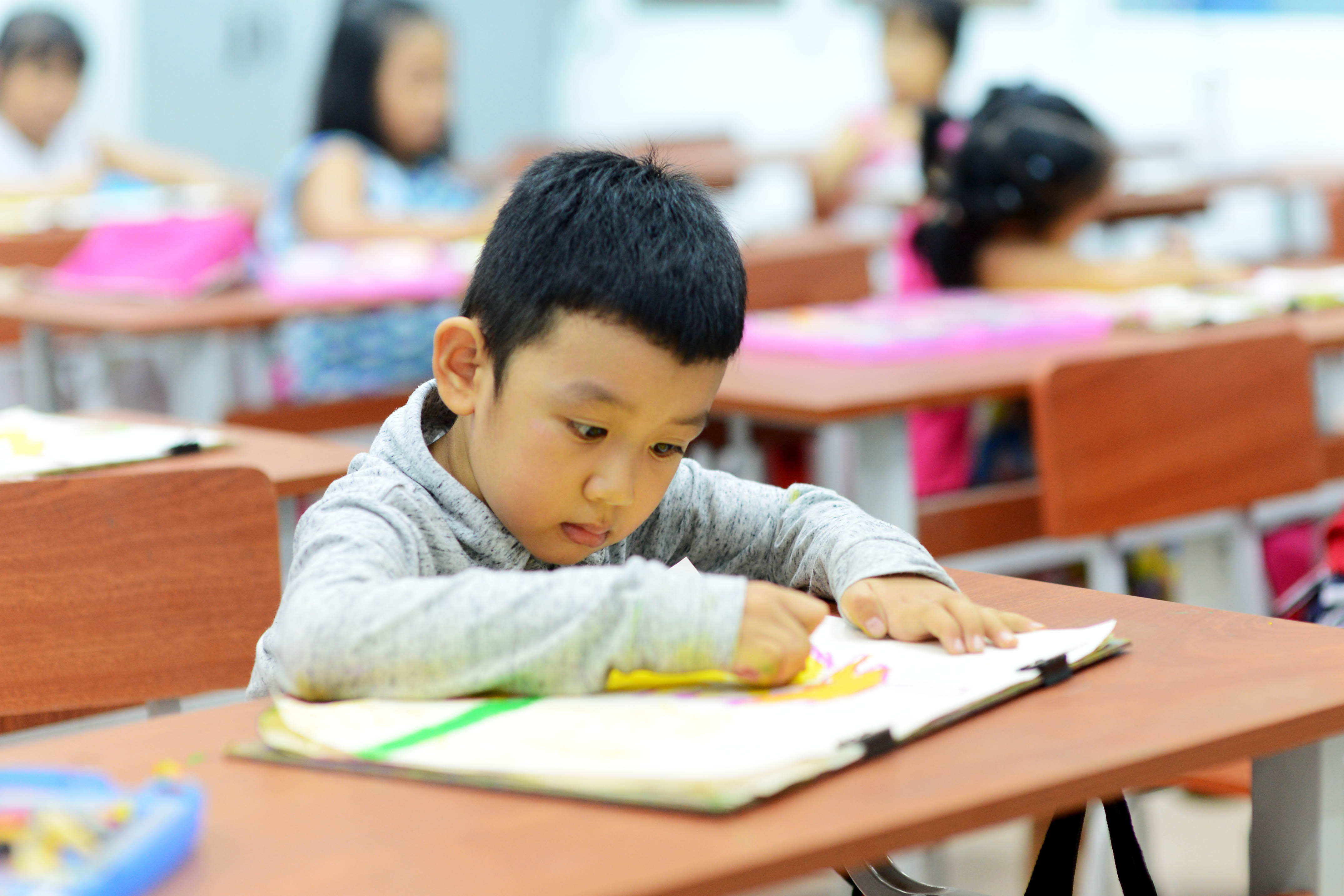 Học sinh trong một lớp học mỹ thuật.