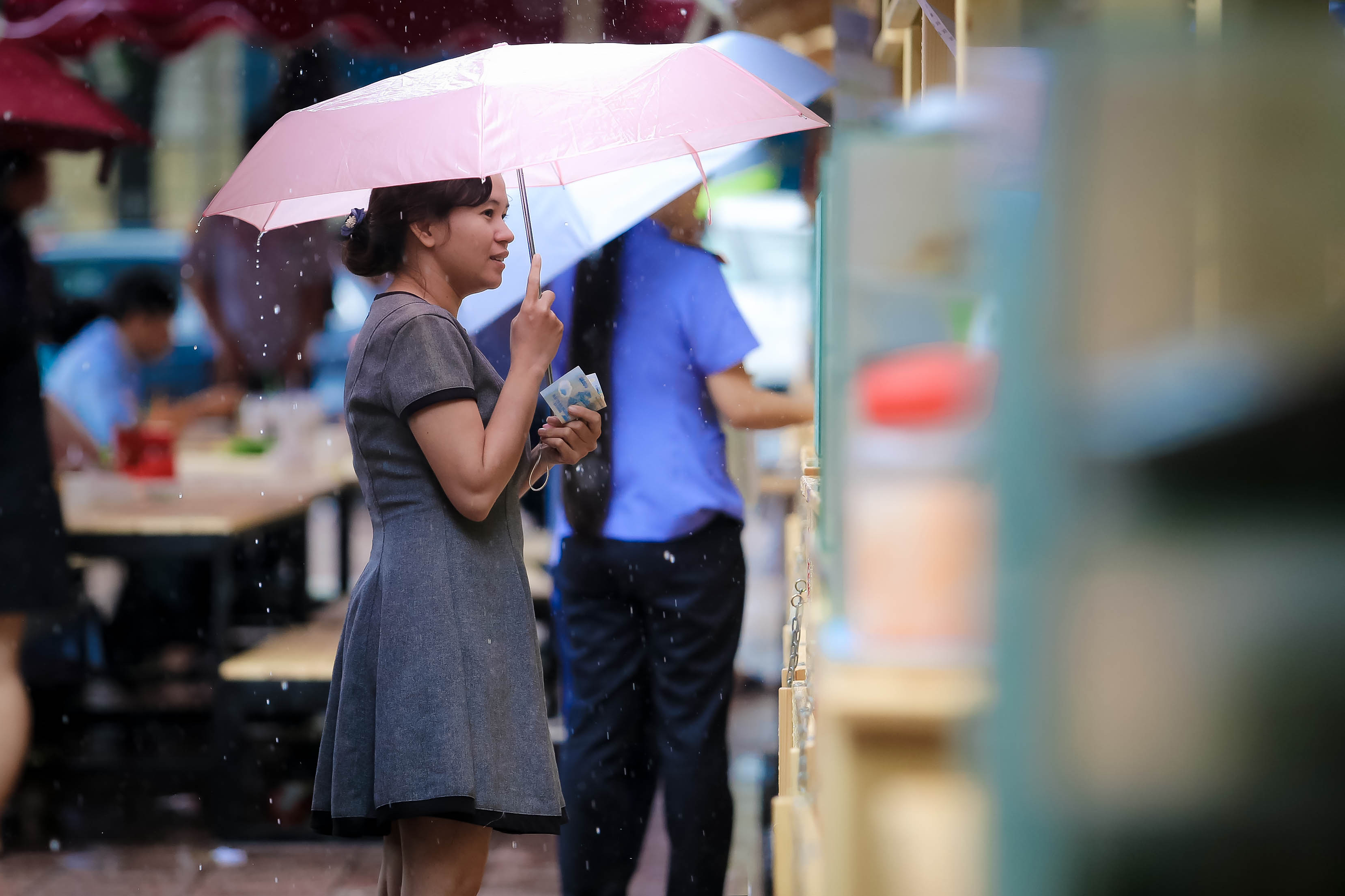 Hàng trăm người đội mưa đến phố hàng rong Bách Tùng Diệp - Ảnh 9.