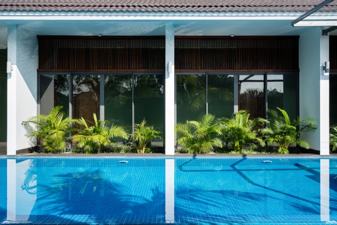 Từ mọi phòng, thành viên trong nhà có thể dễ dàng tiếp cận các tiện nghi như bể bơi, sân vườn.
