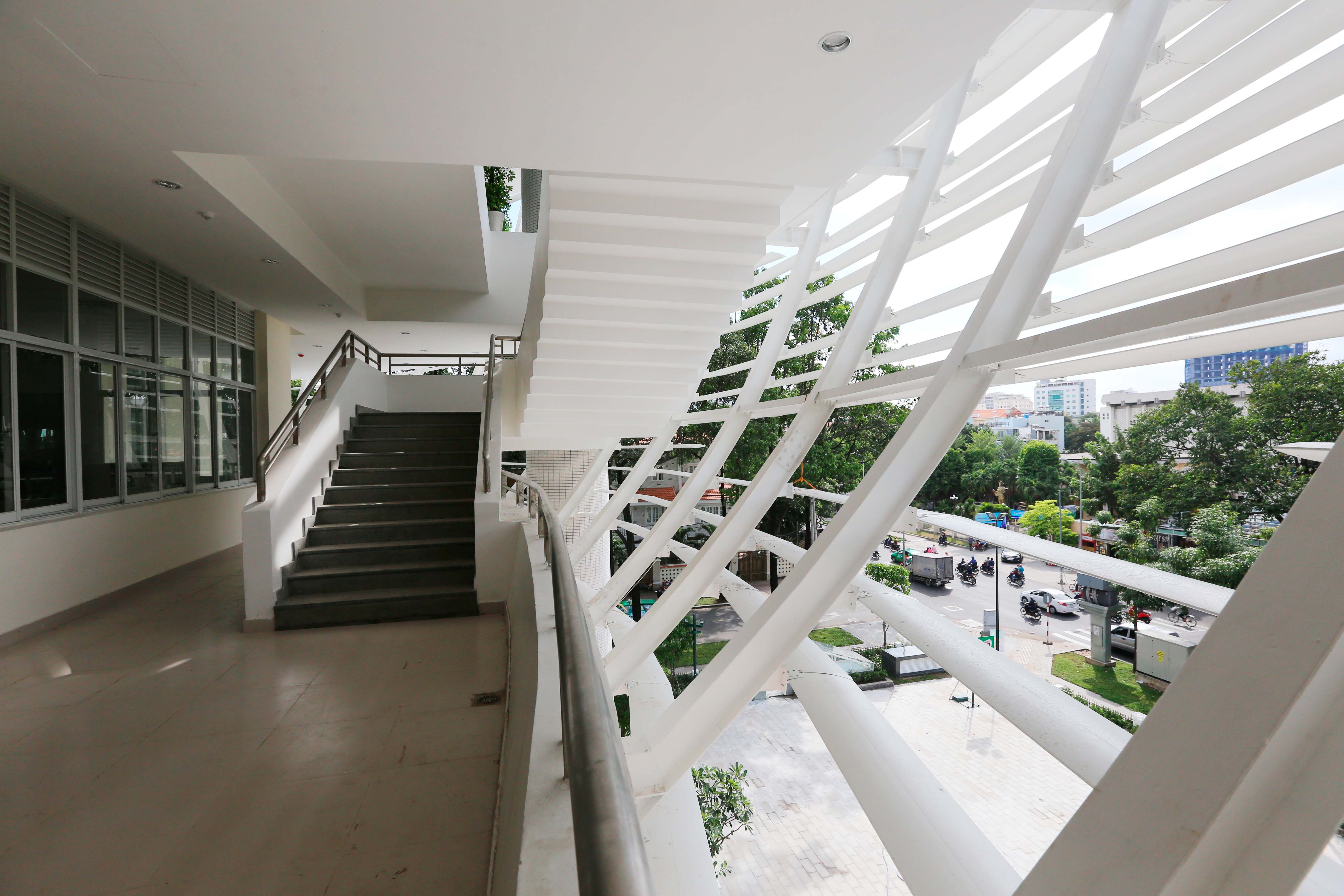 Công trình có diện tích hơn 5.000 m2 với việc lấy ánh sáng tự nhiên cùng cây xanh tạo nên một công trình xanh, gần gũi với thiên nhiên.