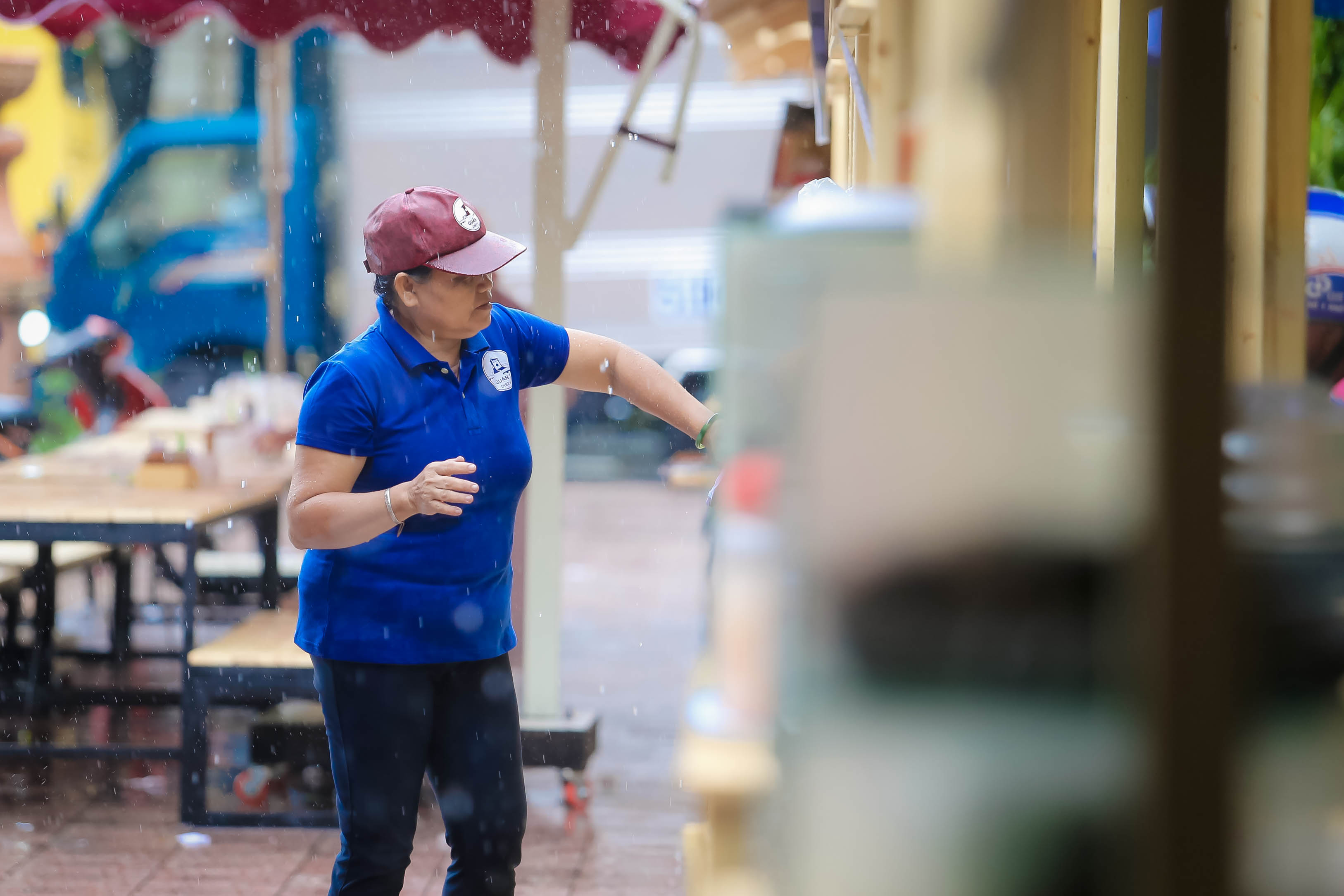 Hàng trăm người đội mưa đến phố hàng rong Bách Tùng Diệp - Ảnh 14.