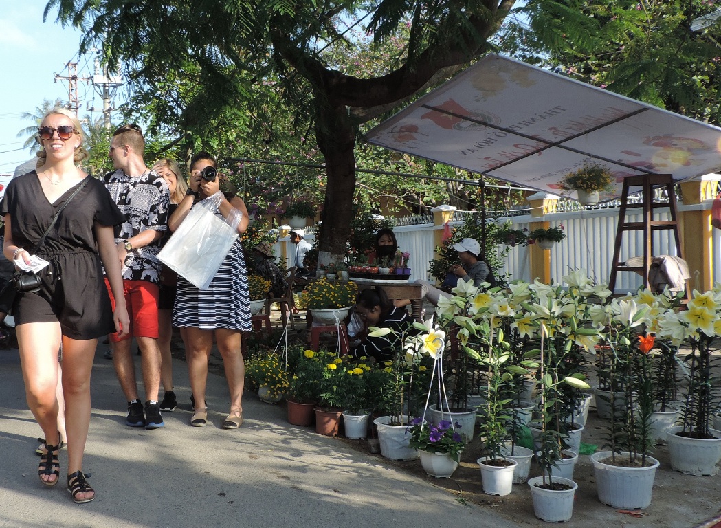 C&aacute;c du kh&aacute;ch Anh Quốc dạo chợ hoa Xu&acirc;n đường Trần Hưng Đạo