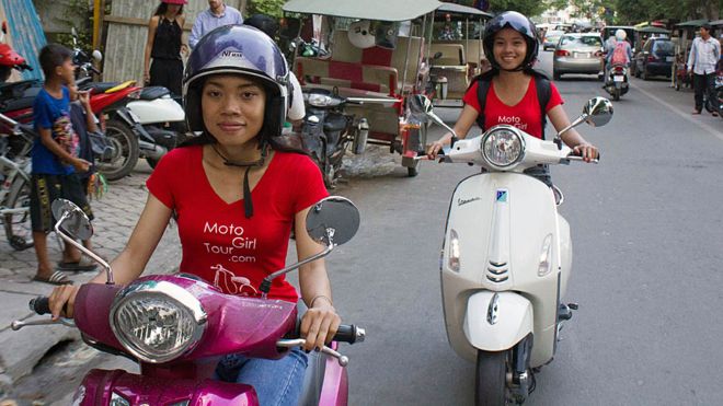 Nh&oacute;m Moto Girl, biệt đội xế nữ số 1 Phnom Penh. Ảnh: BBC