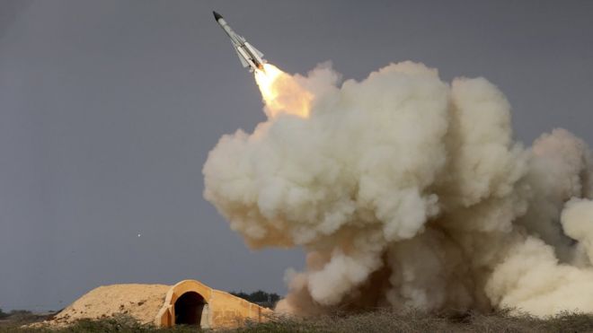Ch&iacute;nh quyền Tổng thống Trump đ&atilde; trừng phạt Iran sau vụ thử t&ecirc;n lửa đạn đạo của nước n&agrave;y h&ocirc;m 29-1. Ảnh: AP
