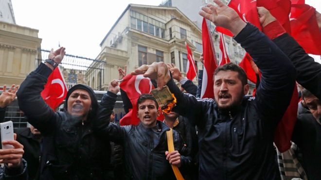 Người ủng hộ ông Erdogan biểu tình phản đối Hà Lan ngăn 2 bộ trưởng Thổ Nhĩ Kỳ tham gia tuần hành. Ảnh: EPA