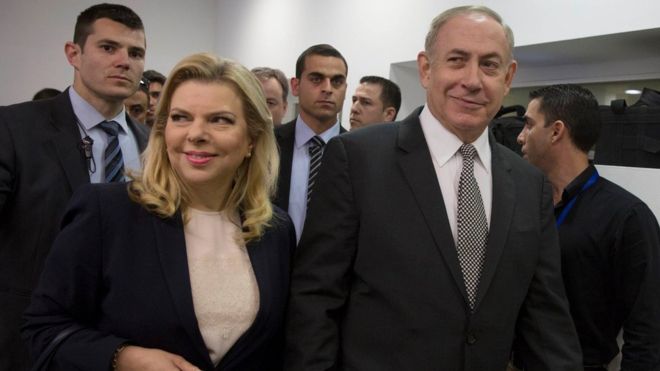 
Vợ chồng Thủ tướng Israel Benjamin Netanyahu ra t&ograve;a h&ocirc;m 14-3 tham dự phi&ecirc;n xử kiện &ocirc;ng b&agrave; bị nh&agrave; b&aacute;o b&ocirc;i nhọ. Ảnh: AP

