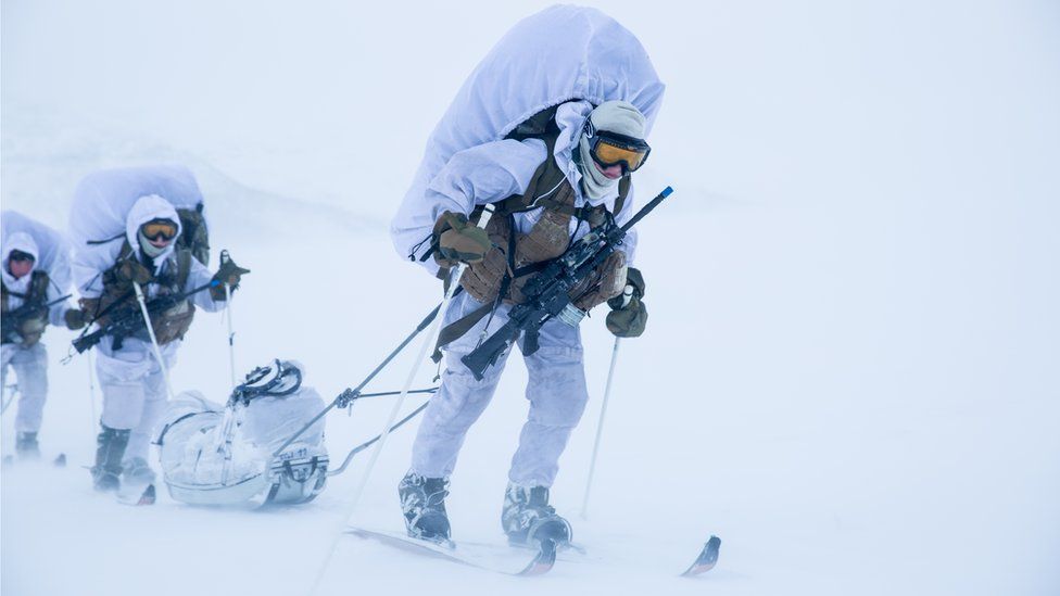 
Tuần tra m&ugrave;a đ&ocirc;ng, một b&agrave;i quan trọng của kh&oacute;a học. Ảnh: Norwegian Special Forces
