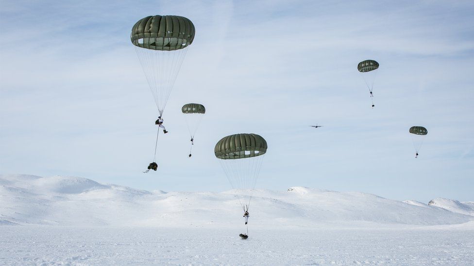 
Những c&ocirc; g&aacute;i được huấn luyện nhảy d&ugrave; giống như đ&agrave;n &ocirc;ng. Ảnh: Norwegian Special Forces
